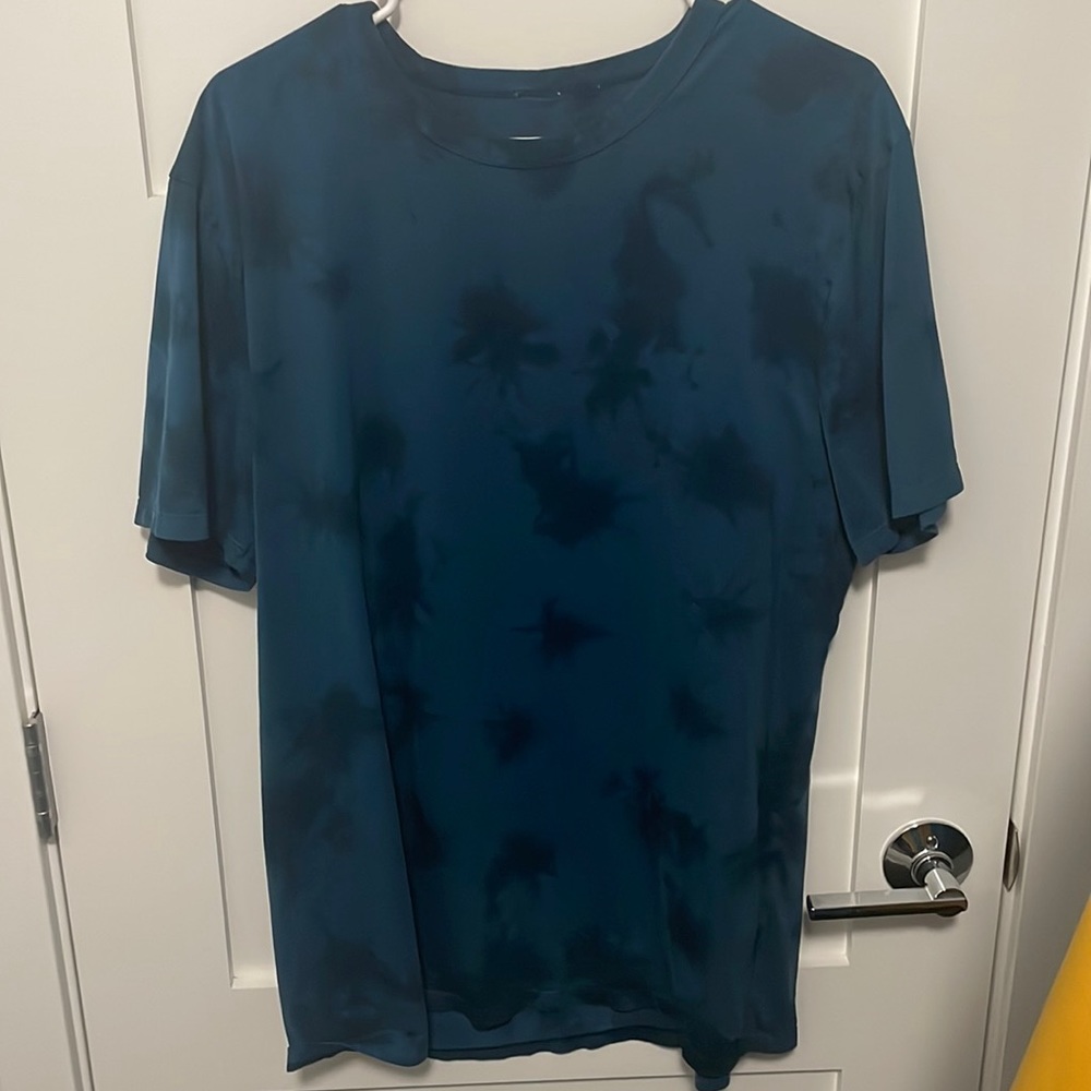 Lululemon L Tee.